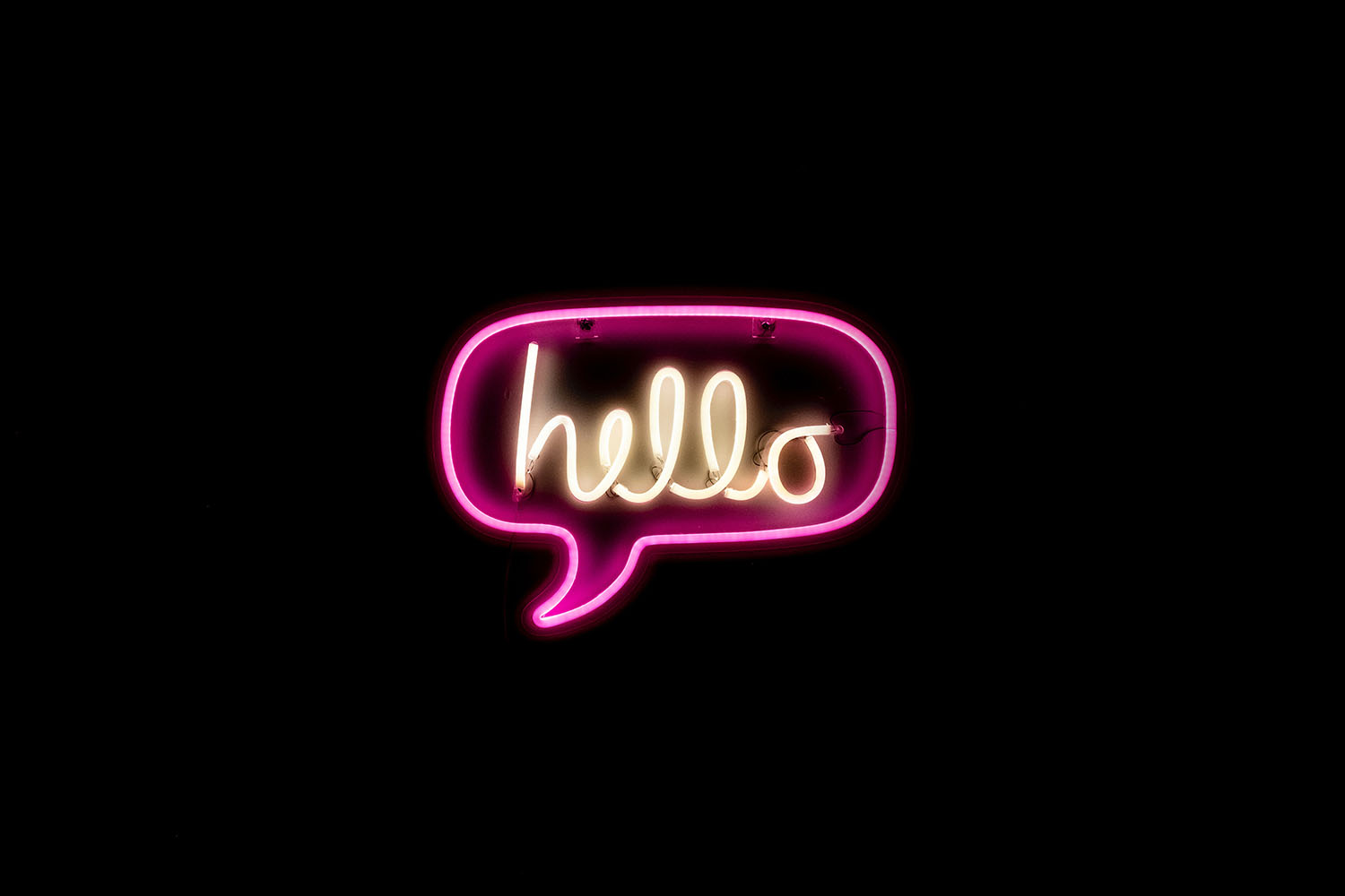 In einer Sprechblase steht "hello"