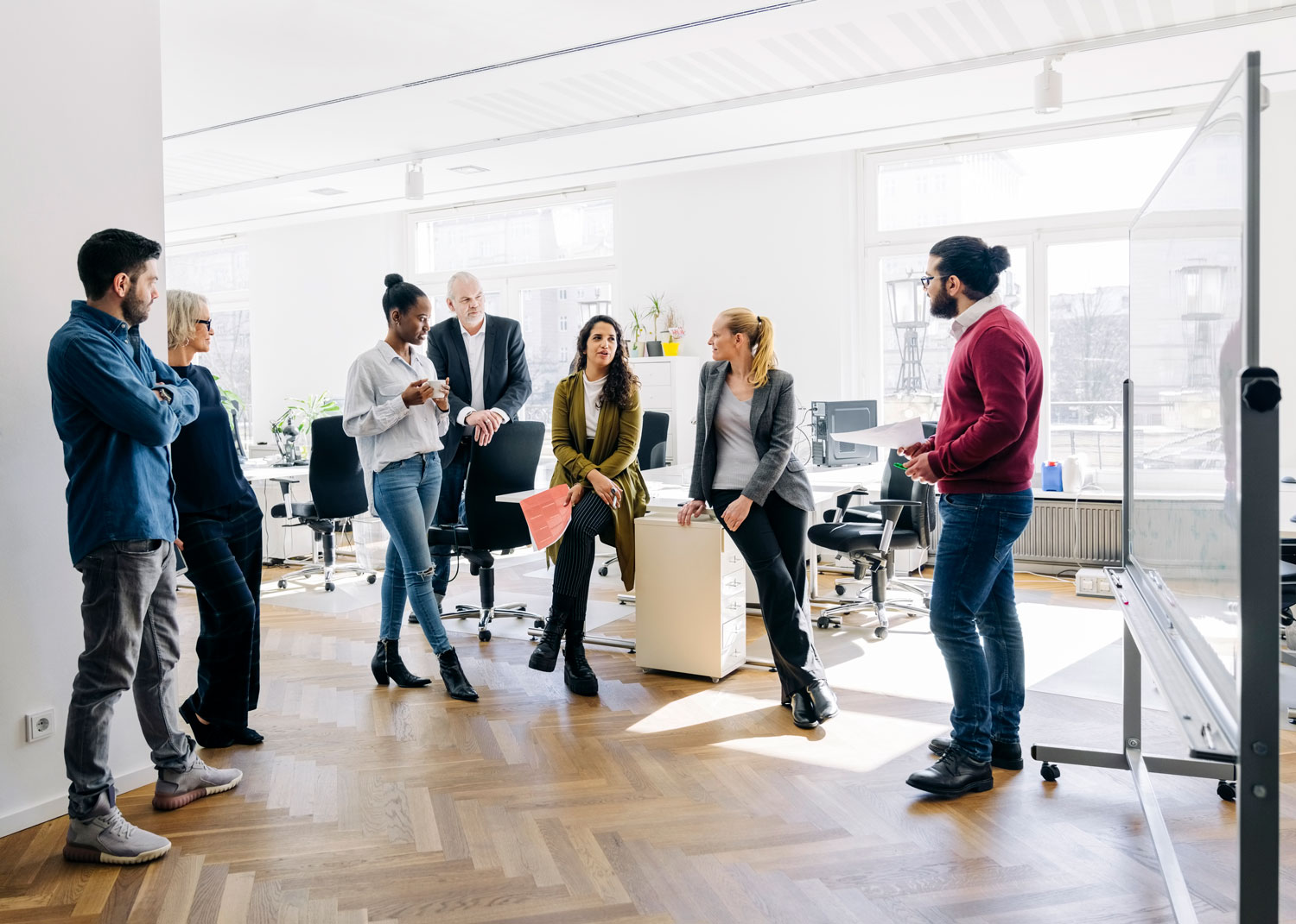 Gruppe Menschen, die in einem Büro zusammenstehen