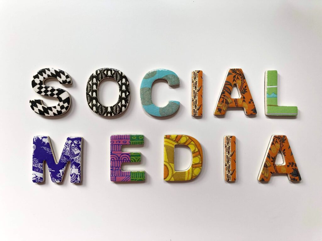 "Social Media" steht in bunten Großbuchstaben auf weißer Fläche