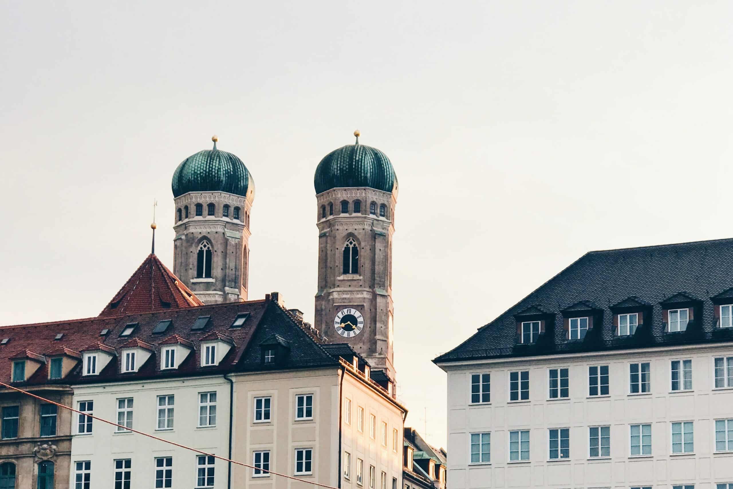 Gebäude in München inkl. die Münchener Frauenkirchtürme