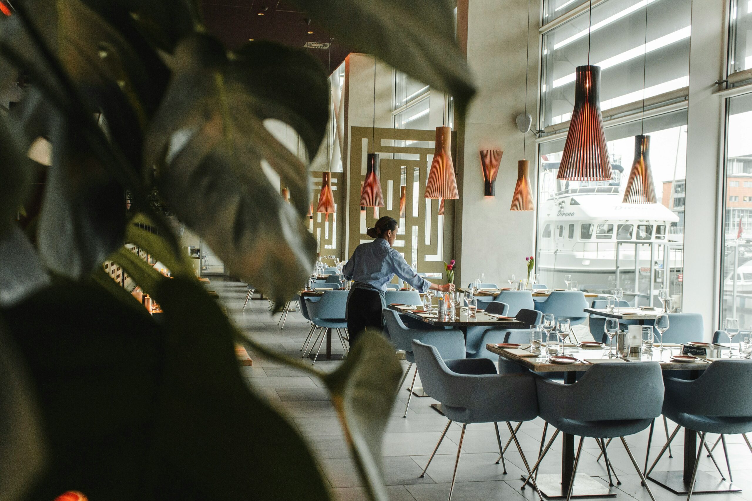 Eine Frau in einem Hotel-Speisesaal