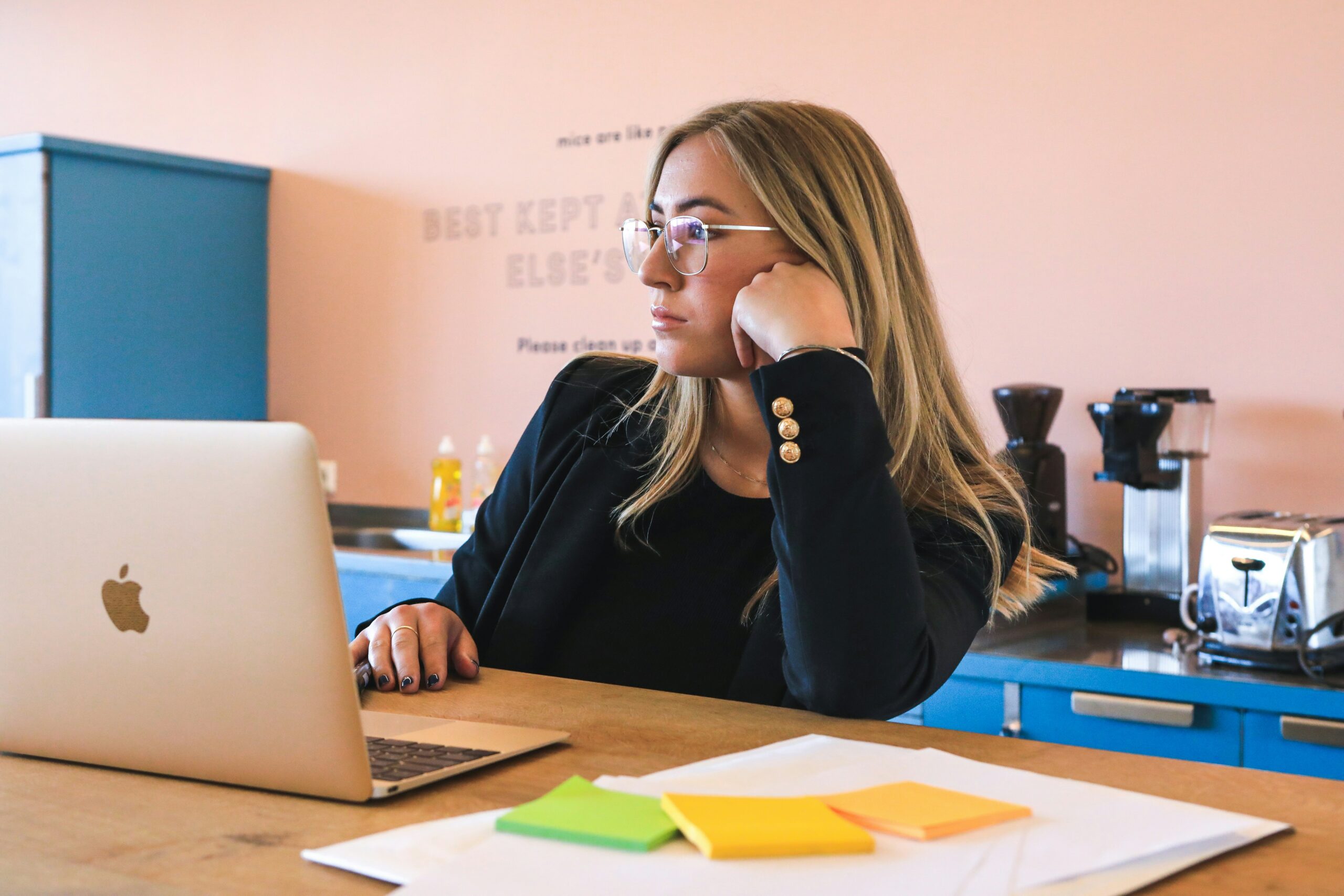 Frau sitzt eher demotiviert vor ihrem Laptop